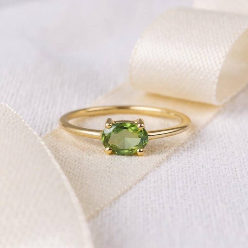 9 Karat Solid Gold Peridot Oval Ring, Minimalist Stacking Zierliche Grüne August Birthstone, Zarte Schmuck von SofiandAmiaJewellery