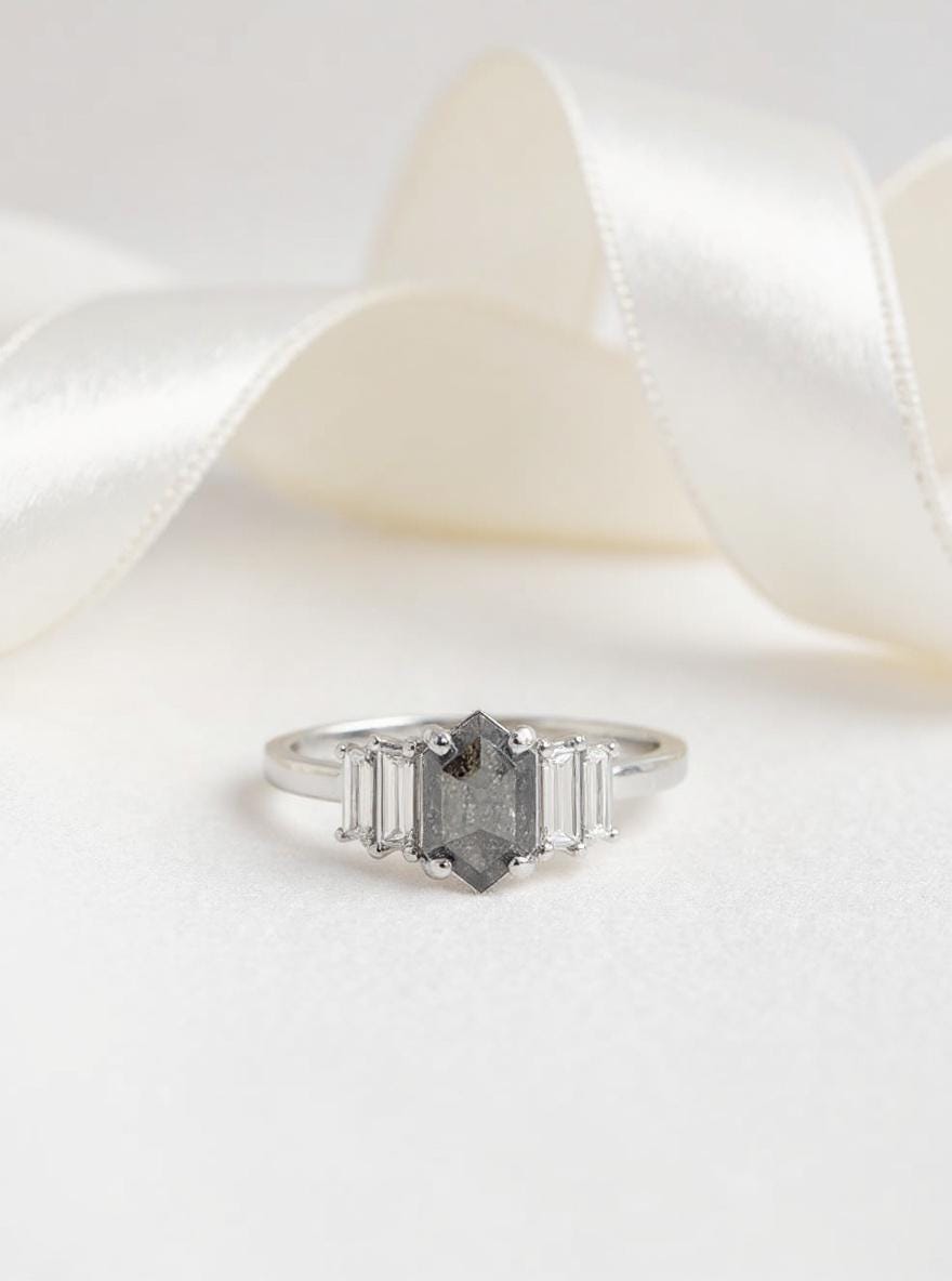 Salz Und Pfeffer Sechseck Baguette Diamant Ring, Verkauft 14K Gold Natürliche Verlobungsring, Grauer Braut Ehering von SofiandAmiaJewellery