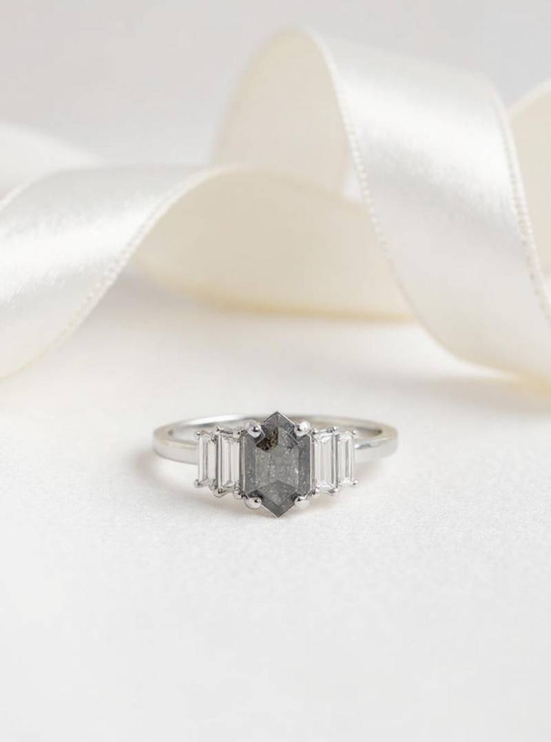 Salz Und Pfeffer Sechseck Baguette Diamant Ring, Verkauft 14K Gold Natürliche Verlobungsring, Grauer Braut Ehering von SofiandAmiaJewellery