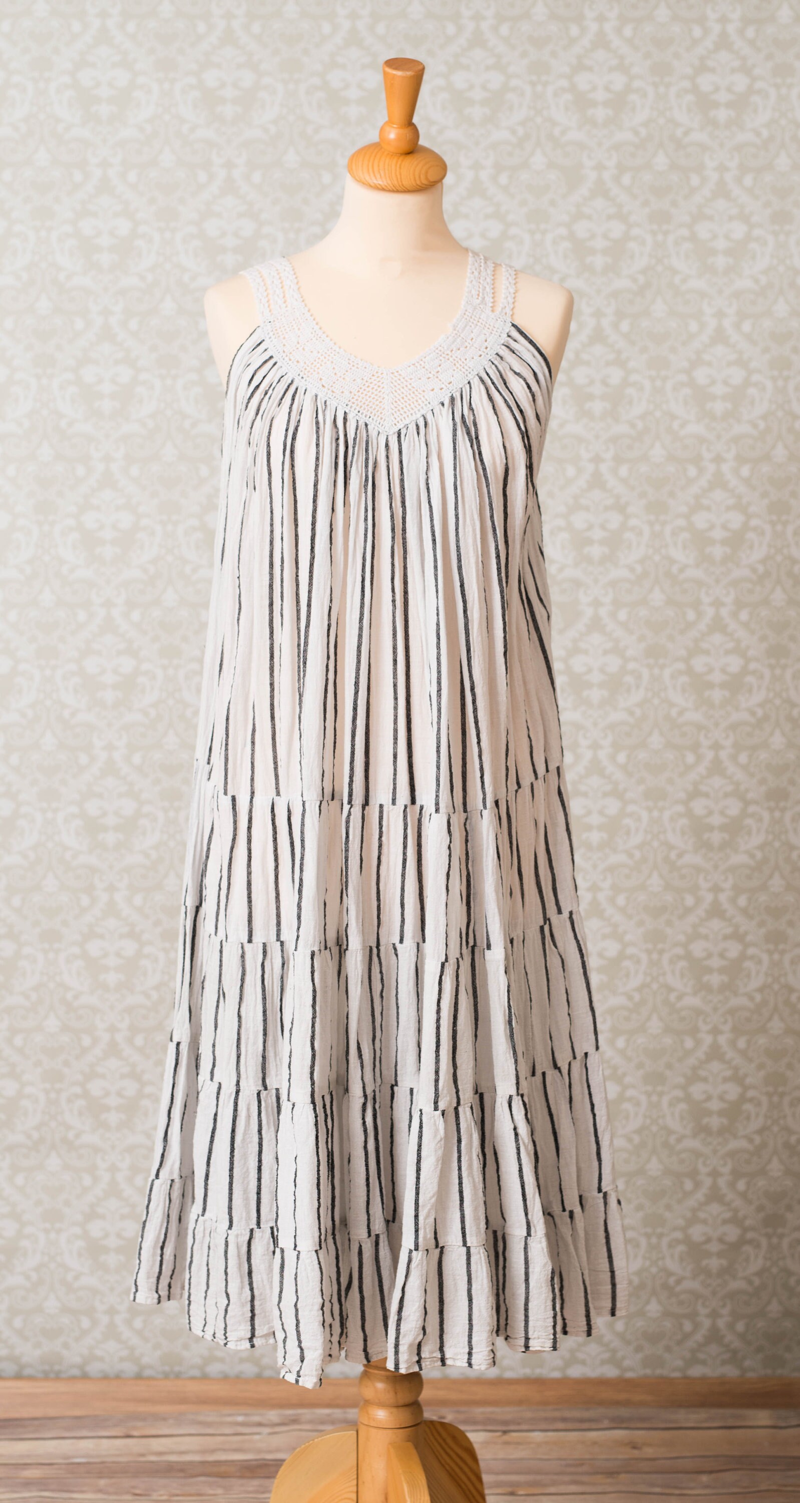 Frauen Der 1970Er Jahre Gestreiften Kleid Frauen Der 1970Er Jahre Gestreiften Kleid von SofiasVintageAndMore