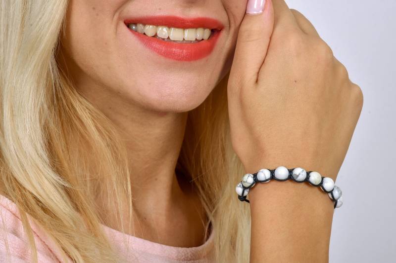 Weisses Howlith Armband Perlenbesetzter Edelstein, Verstellbares Makramee von SofiastyleByGeorgi