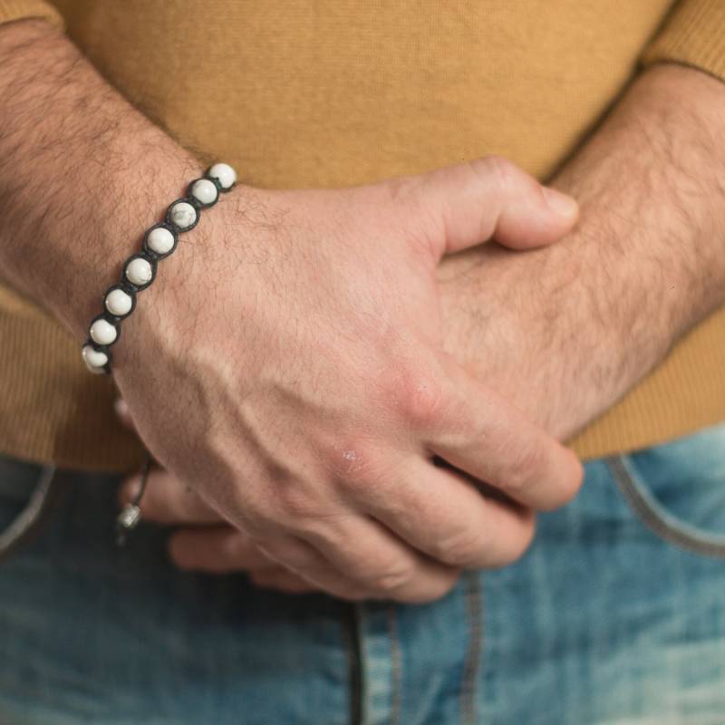 Handgemachtes Weißes Howlith Perlen Armband, Herren Makramee Schmuck von SofiastyleByGeorgi