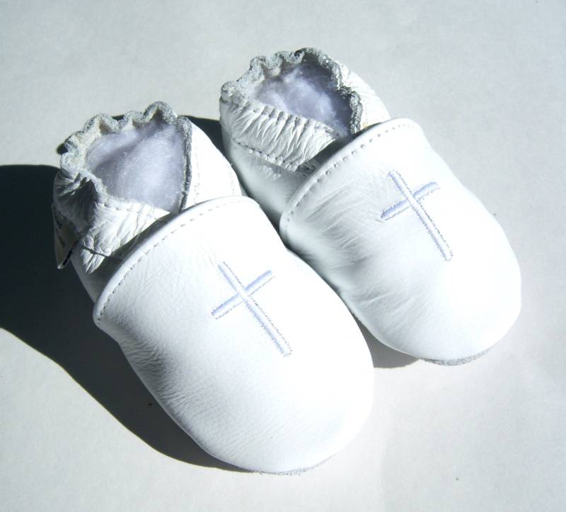 Taufe Weiße Lederschuhe Mit Kreuz Und Satinschleife von SoftSoulBabyShoes
