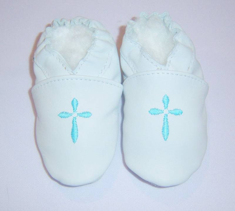 Taufe Weiße Lederschuhe Mit Kreuz Und Satinschleife von SoftSoulBabyShoes