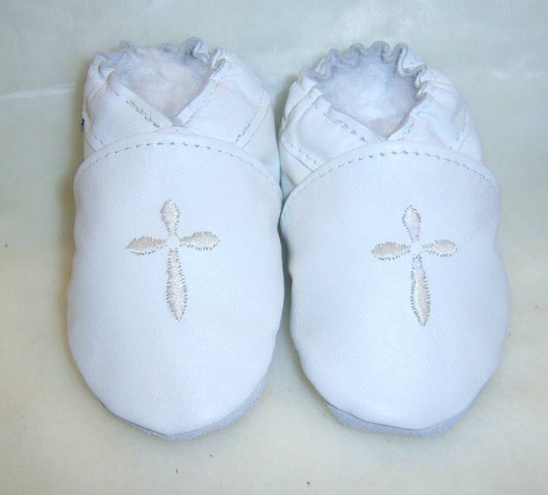 Taufe Weiße Lederschuhe Mit Kreuz Und Satinschleife von SoftSoulBabyShoes