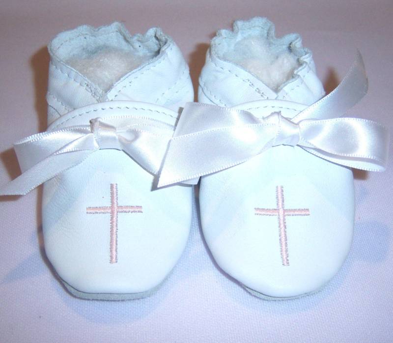 Taufe Weiße Lederschuhe Mit Kreuz Und Satinschleife von SoftSoulBabyShoes
