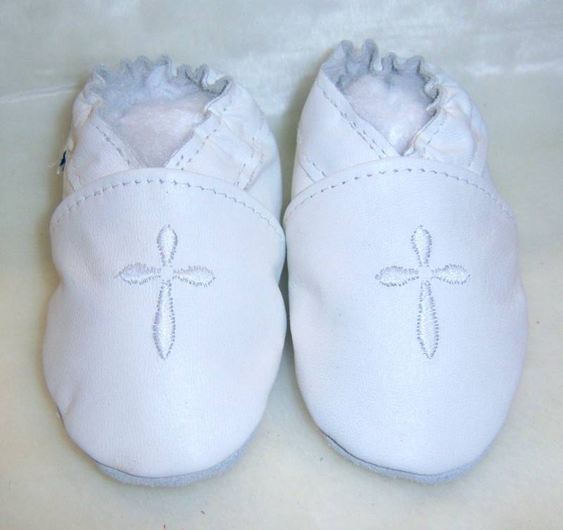 Taufe Weiße Lederschuhe Mit Kreuz Und Satinschleife von SoftSoulBabyShoes