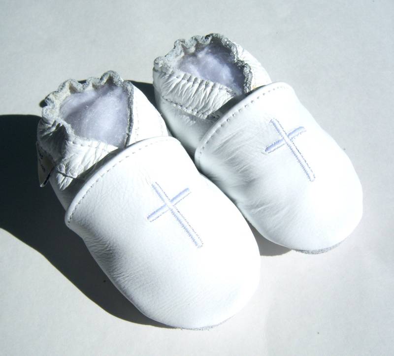 Taufe Weiße Lederschuhe Mit Kreuz Und Satinschleife von SoftSoulBabyShoes