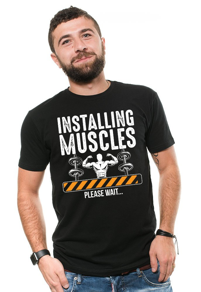 Anbringen Von Muskeln Bitte Warten ... T-Shirt Lustige Gym T-Shirts Humor Training Shirts Lustiges Tshirt Workout Herren T-Shirts von SoftStyleTees