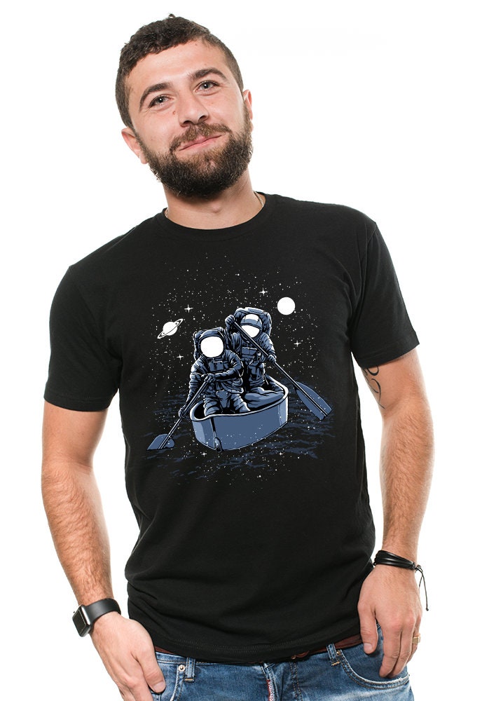 Raum-Astronaut-T-Shirts Lustiger Astronaut in Einem Boot-T-Shirt Weltraum-Reise-Lustiges T-Shirt von SoftStyleTees