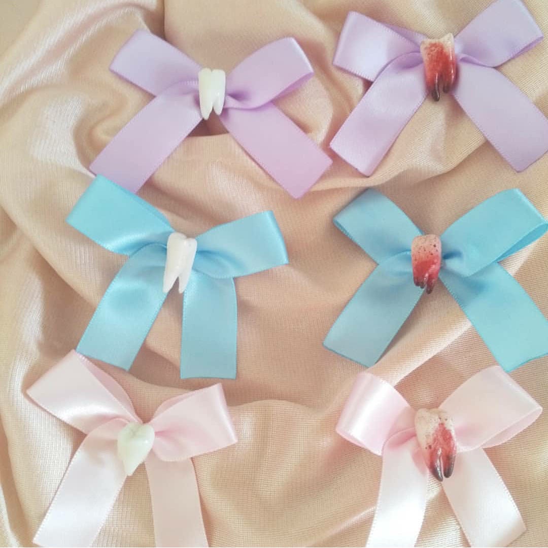 Pastel Süß Und Gruselige Zahn Schleife Pin/Haarclip/Halskette Pastel Süß Und Gruselige Zahn Schleife Pin/Haarclip/Halskette von SoftlySewnDesigns