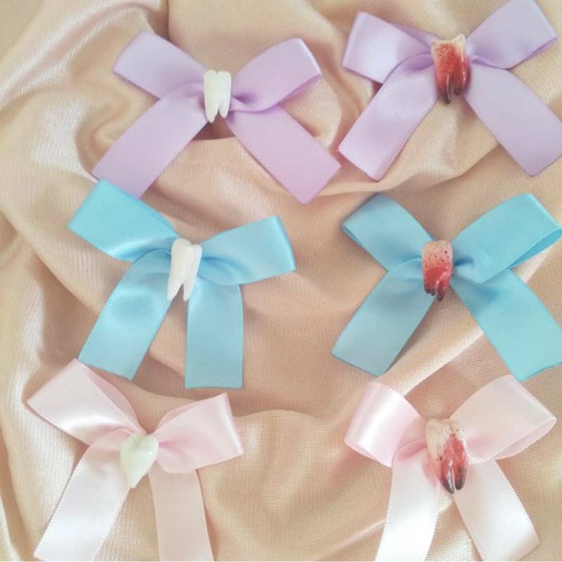 Pastel Süß Und Gruselige Zahn Schleife Pin/Haarclip/Halskette Pastel Süß Und Gruselige Zahn Schleife Pin/Haarclip/Halskette von SoftlySewnDesigns
