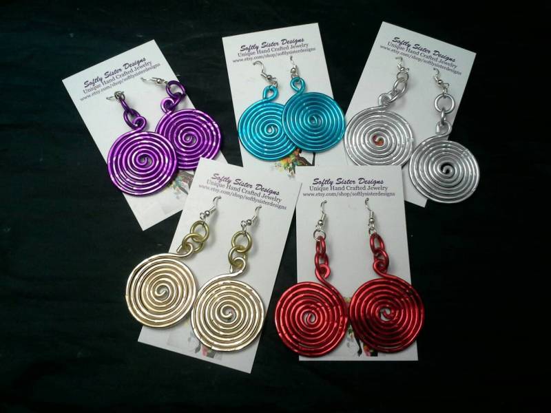 Benutzerdefinierte Farben Spiral Gewickelt Draht Ohrringe, Aluminiumdraht Baumeln Art von SoftlySisterDesigns