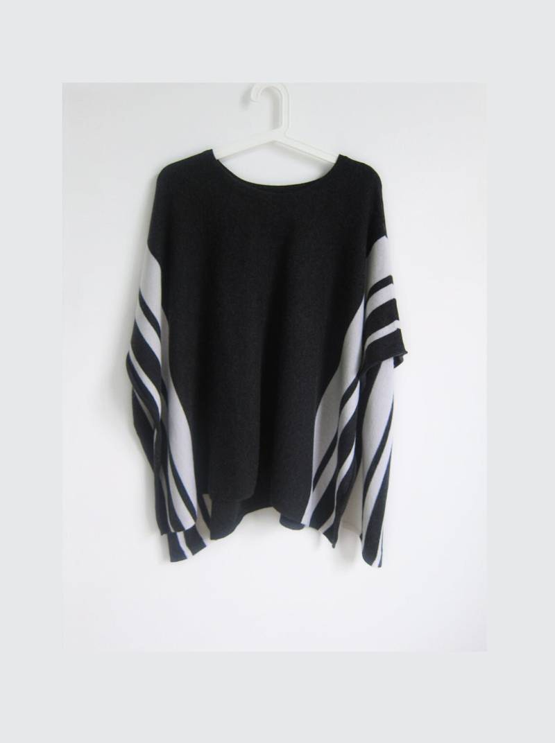 Handgefertigter Poncho Aus 100% Kaschmir Schwarz-Weiß Gestreifter U-Boot-Ausschnitt von SoftyWooly