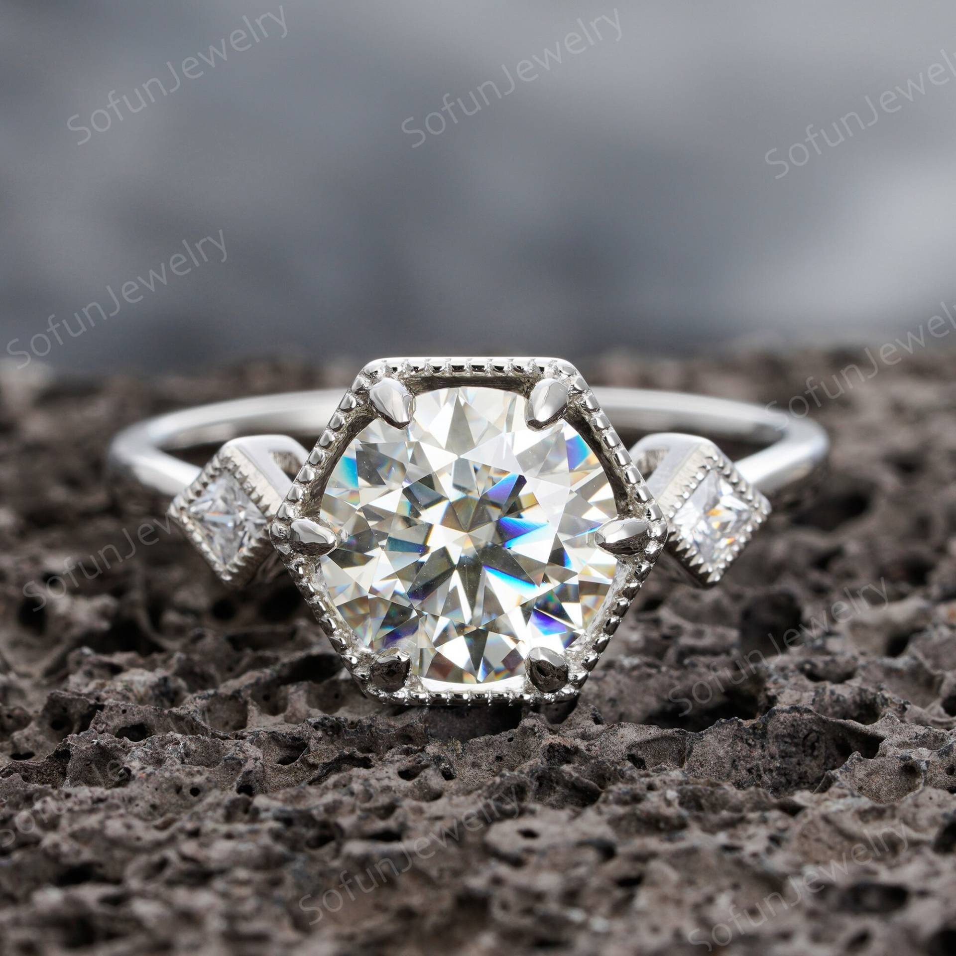 2 Karat Vintage Moissanite Verlobungsring, 14K Weißgold Ehering, Einzigartiger Runder Jahrestag Versprechen Ring von SofunJewelry