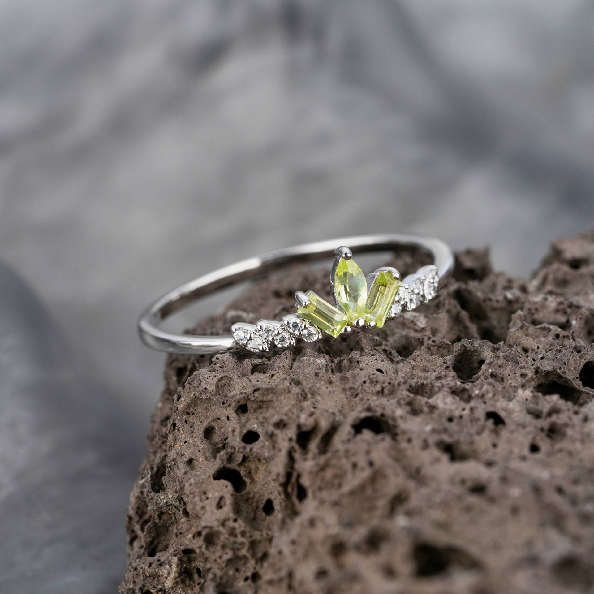 Einzigartige Baguette Schliff Peridot Passende Band, Marquise Cluster Ehering, 14K Weißgold/Silber Band Jahrestag Ring von SofunJewelry