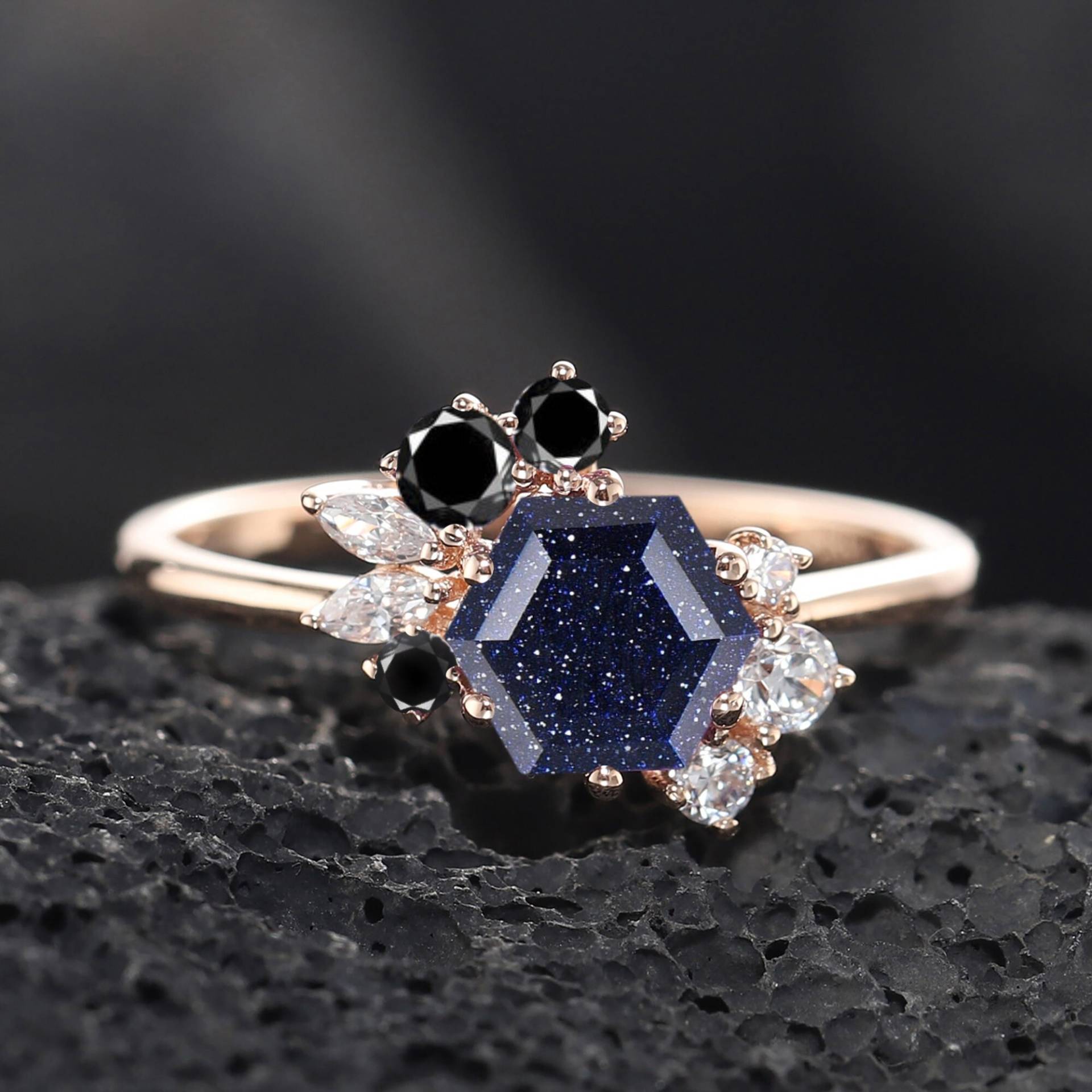 Einzigartige Hexagon Schliff Blauer Sandstein Verlobungsring, Schwarzer Spinell Cluster Versprechen Ring, Rose Gold Ehering, Galaxy Stein Jahrestag von SofunJewelry