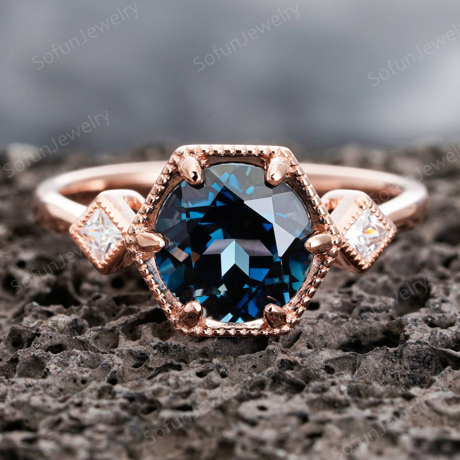 Einzigartiger London Blauer Topas Verlobungsring, 3 Karat Vintage Ehering, Rundschliff Geburtsstein Ring, Rose Gold Drei Stein Versprechen Ring von SofunJewelry