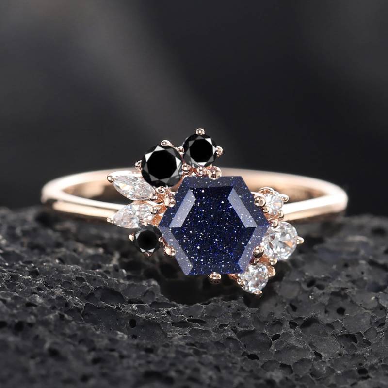 Einzigartiger Sechseck-Schliff Blauer Sandstein Verlobungsring, Schwarzer Spinell Cluster Versprechen Ring, Rose Gold Ehering, Galaxy Stein von SofunJewelry