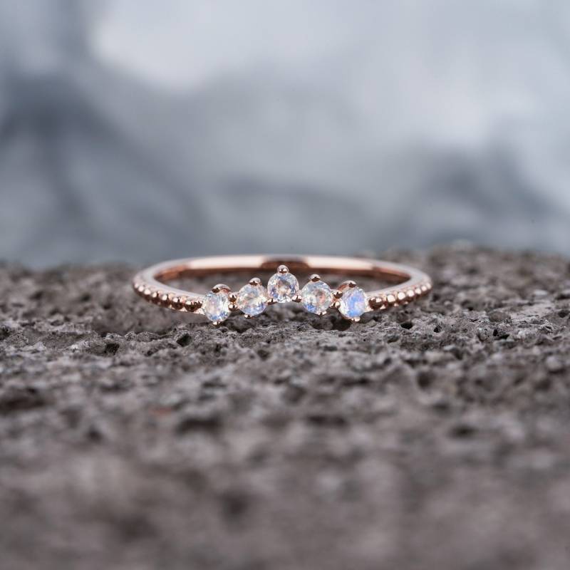 Einzigartige V-Förmige Natürliche Mondstein Ehering, 14K Rose Gold Milgrain Passende Band, Silber Chevron Nesting Band von SofunJewelry