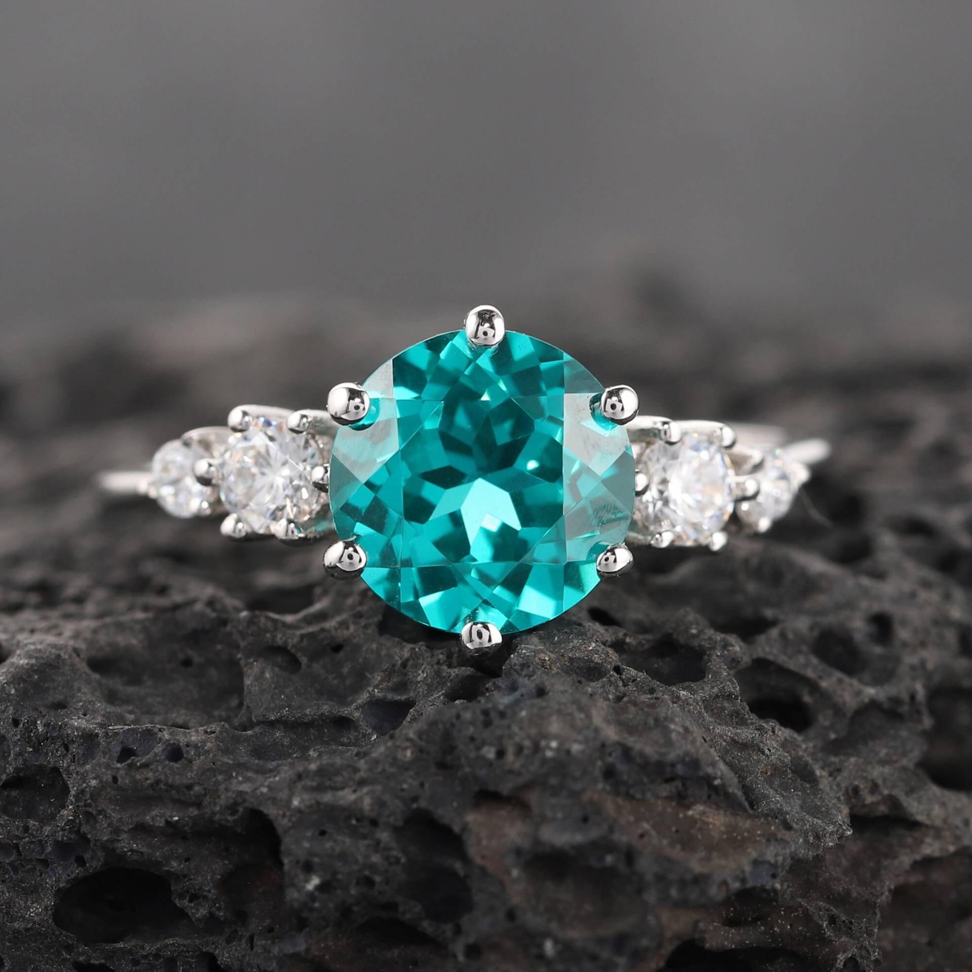 Neon Blauer Paraiba Turmalin Verlobungsring, Vintage Ehering, Bläulich Grüner Runder Ring von SofunJewelry