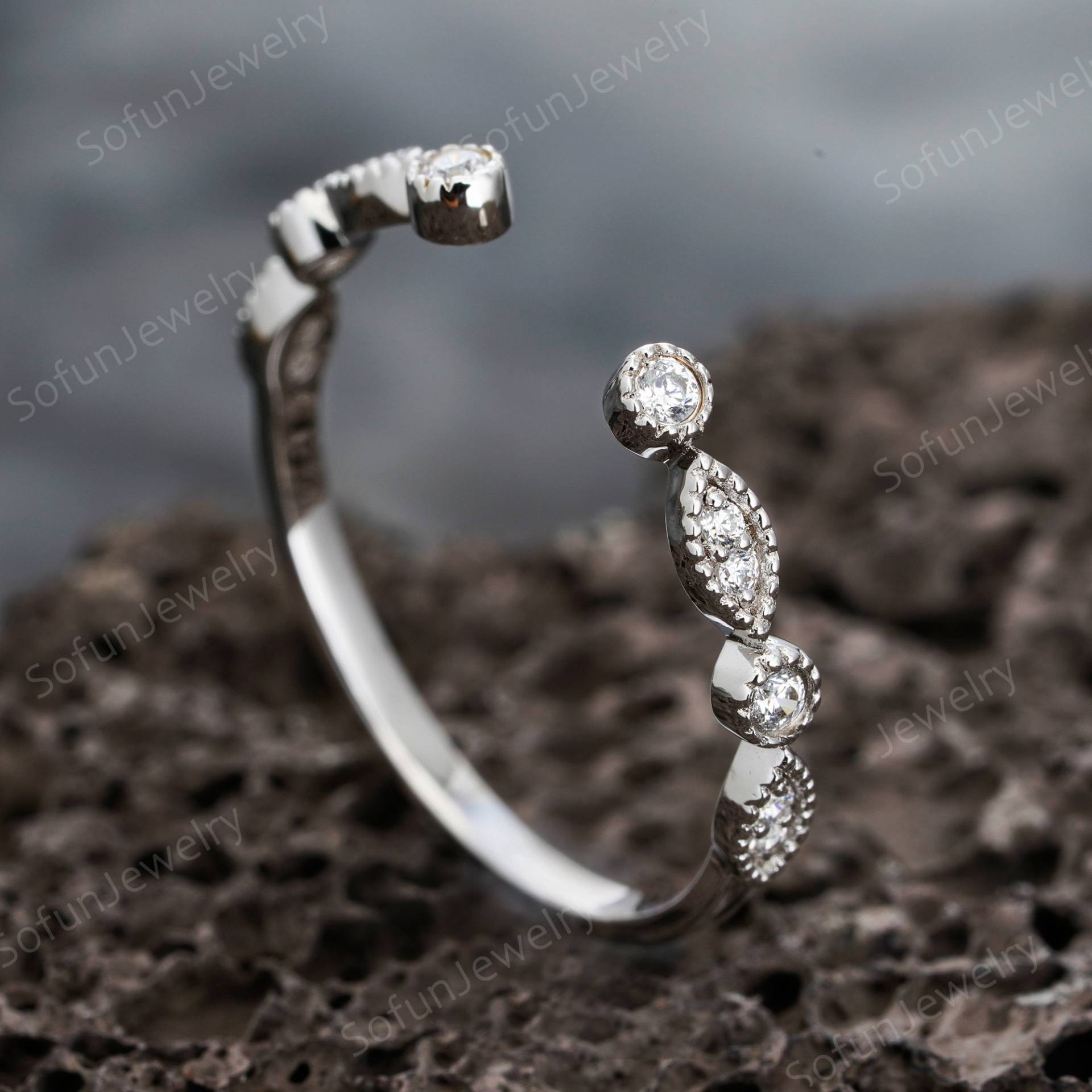 Offene Lücke Moissanite Ehering, Ehering Verstärker, Matching Band, Halbe Ewigkeit Stapelbarer Ring 14K Weißgold Silber Band von SofunJewelry