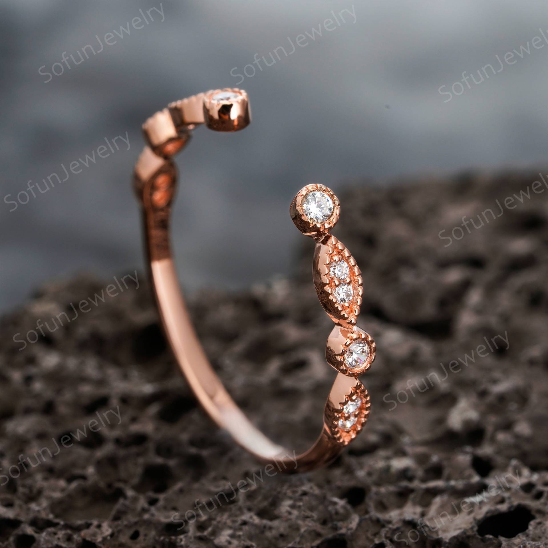 Vintage Open Gap Moissanite Ehering, Art Deco Engagement Matching Band, Halbe Ewigkeit 14K Rose Gold Ring-Enhancer, Stapelbare Ring Geschenk von SofunJewelry