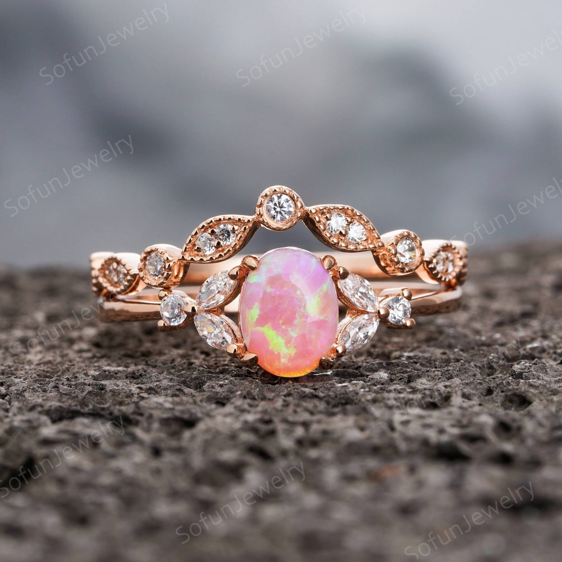 Vintage Oval Cut Pink Feuer Opal Verlobungsring Set, Ehering Einzigartige 14K Rose Gold Oder Silber Braut Set Schönes Geschenk von SofunJewelry