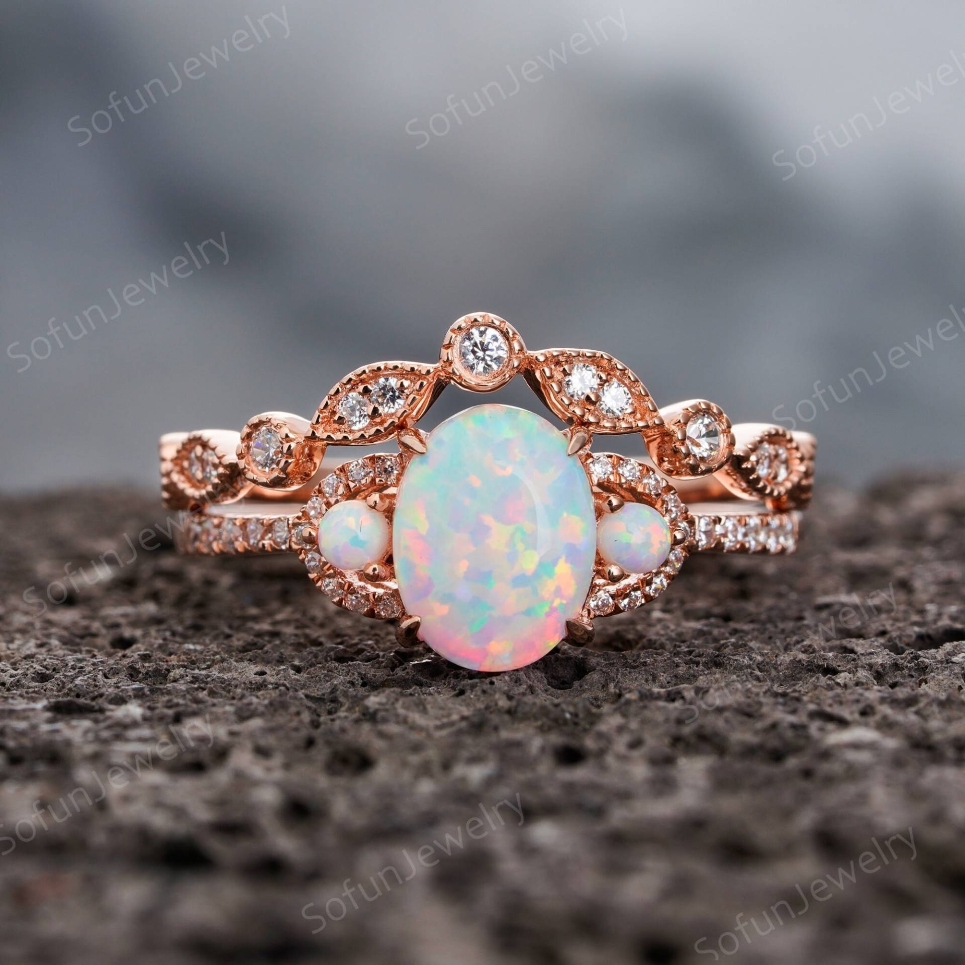 Vintage Oval Cut Weißer Feuer Opal Verlobungsring Set, Ehering Set 14K Rose Gold Einzigartige Moissanite Braut Versprechen Ring Für Sie von SofunJewelry