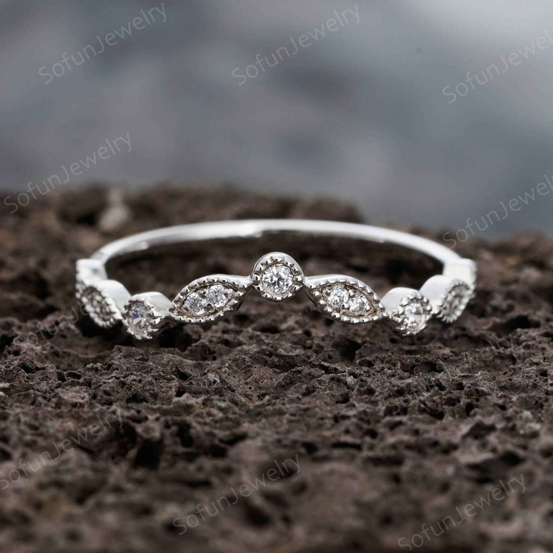 Vintage V-Förmige Moissanite Ehering, Geschwungenes Passendes Band, Sterling Silber Frauen 14K Weißgold Jahrestag Ring Verstärker Geschenk von SofunJewelry