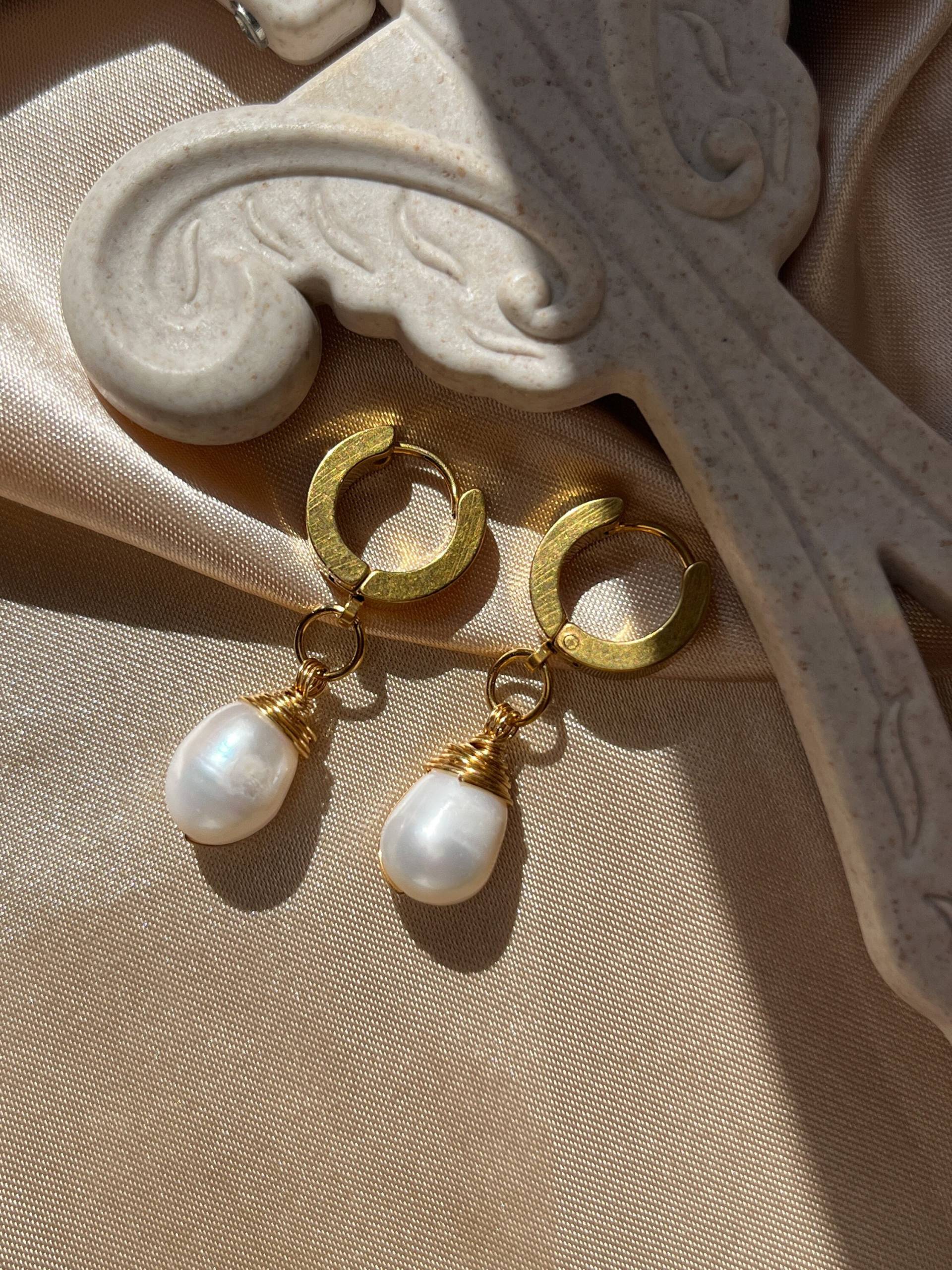 Chloé Perle Handgemachte Ohrringe/ Handgefertigte Perlenohrringe/ Huggies/ Creolen/ Süßwasserperle/ Retro Style Ohrringe von SogoldnJewelry