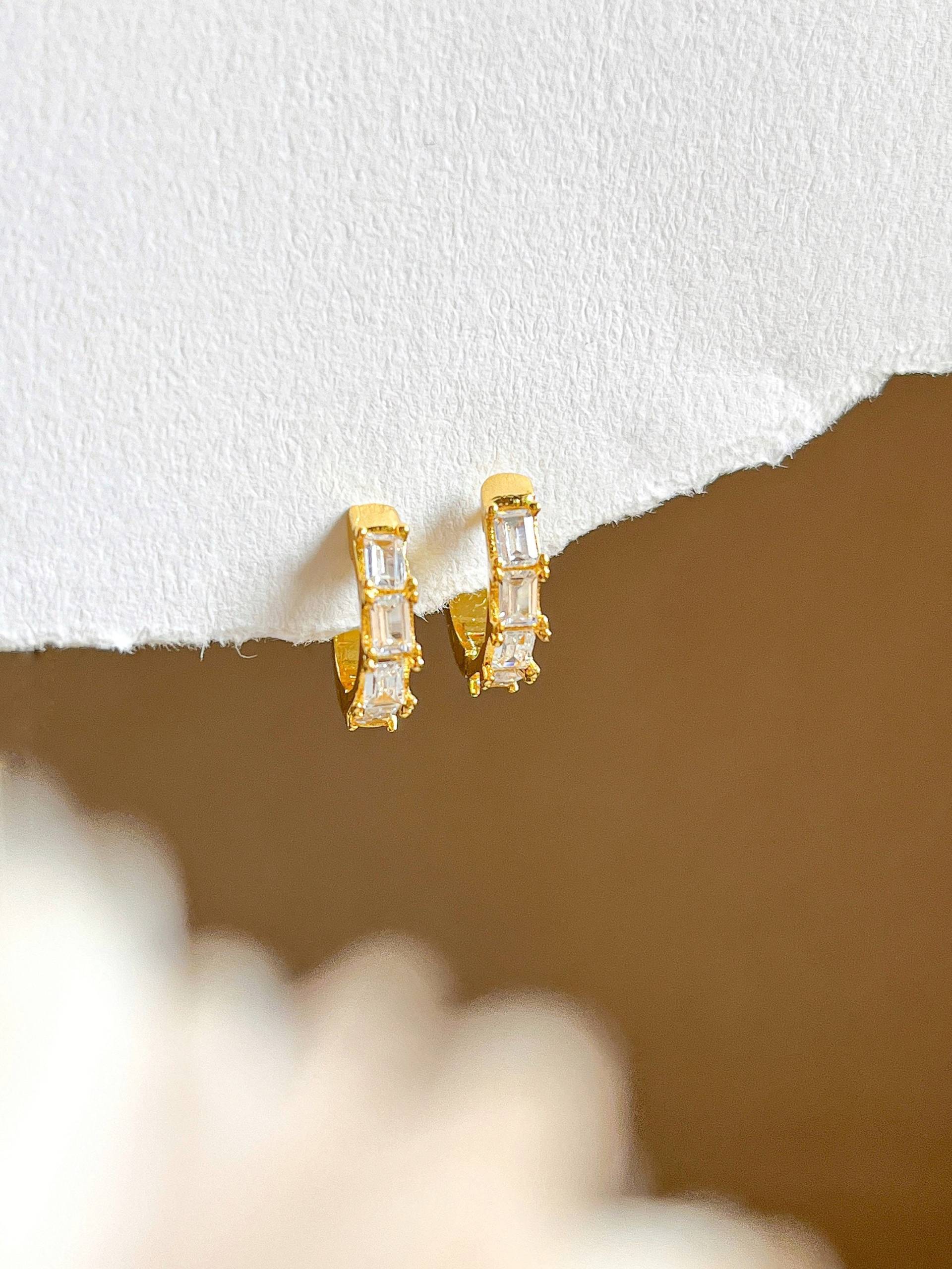 Crystal Huggie Ohrringe, Kristall Huggies, Kleine Creolen, Huggie Creolen, Kristall Stein Huggies, Gold Schmuck Geschenk, Gold Earringns von SogoldnJewelry