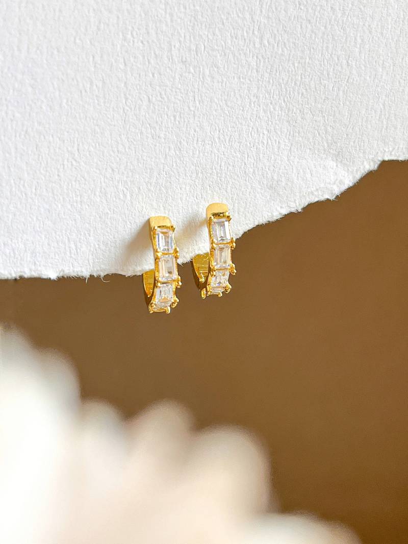 Crystal Huggie Ohrringe, Kristall Huggies, Kleine Creolen, Huggie Creolen, Kristall Stein Huggies, Gold Schmuck Geschenk, Gold Earringns von SogoldnJewelry