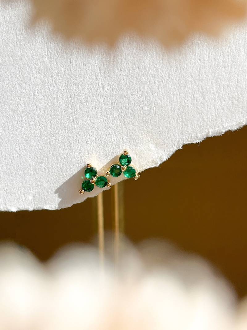 Grüne Diamant Ohrstecker, Birthstone Ohrringe, Winzige Kleine Smaragd Farbe Blumen Minimal Floral Stud von SogoldnJewelry