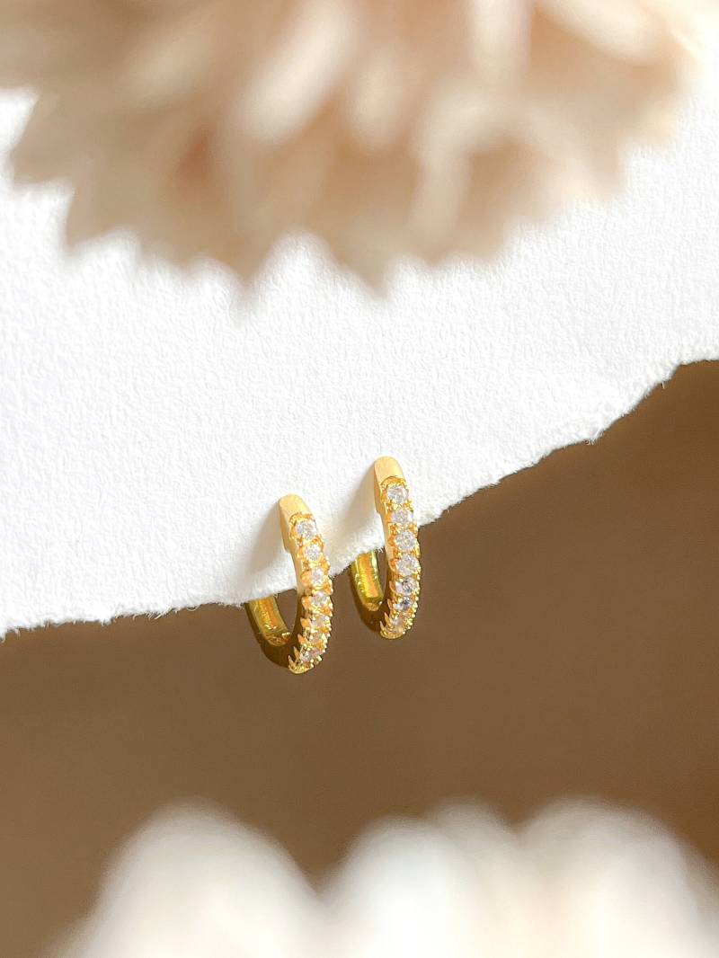 Kleine Huggie Gold Ohrringe/Cz Diamant Winzige Creolen Geburtstag Ohrring Geschenk Goldene Edelstein von SogoldnJewelry