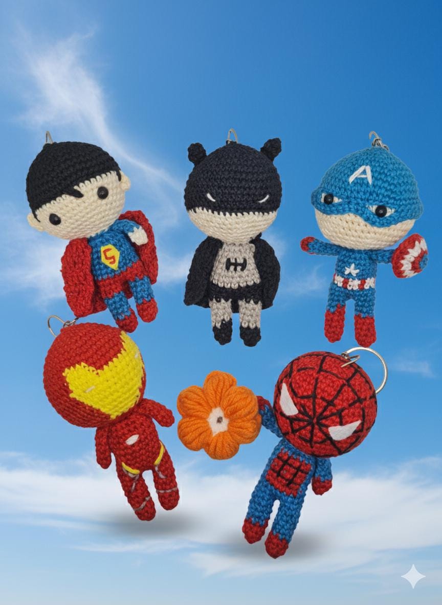 Gehäkelter Superhelden Schlüsselanhänger | Amigurumi Figur Handgemacht Aus Baumwollgarn Geschenk Für Kinder & Fans 7-8 cm von Soilencraft