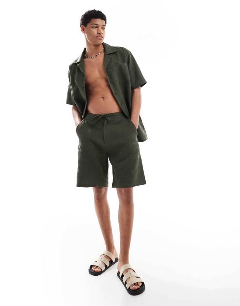 Sol Beach - Strand-Shorts in Khaki mit Waffelstruktur-Grün von Sol Beach