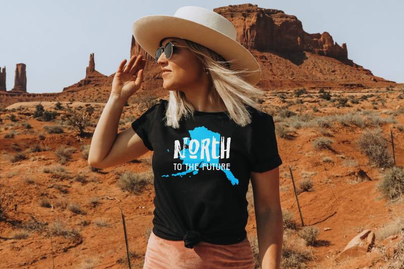 Alaska Pride - Staatsmotto Nord in Die Zukunft Unisex Kurzarm T-Shirt von SolAndLunaMarket