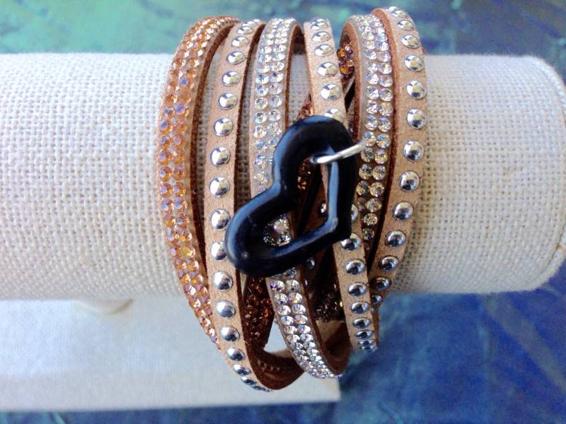 Doppeltes Kristall Wickelarmband Mit Kokosnuss Offenes Herz Kokosnussschnitzerei Doppeltes Kristall Wickelarmband Mit Kokosnuss Offenes Herz Kokosnussschnitzerei von SolArtStudios