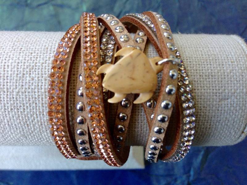 Doppeltes Kristall Wickelarmband Mit Kokosnuss Schildkröte Schnitzerei Doppeltes Kristall Wickelarmband Mit Kokosnuss Schildkröte Schnitzerei von SolArtStudios