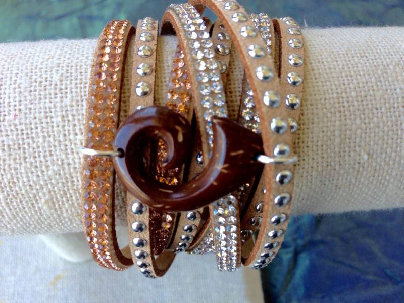 Doppeltes Kristall Wickelarmband Mit Kokosnuss Welle Schnitzerei Doppeltes Kristall Wickelarmband Mit Kokosnuss Welle Schnitzerei von SolArtStudios