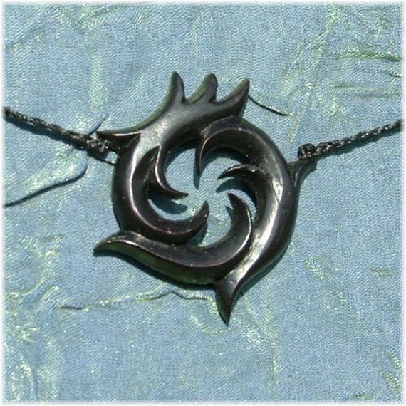 Kai, Geschnitzte Kokosnuss Kette, Abstrakte Delfine Und Wellen von SolArtStudios