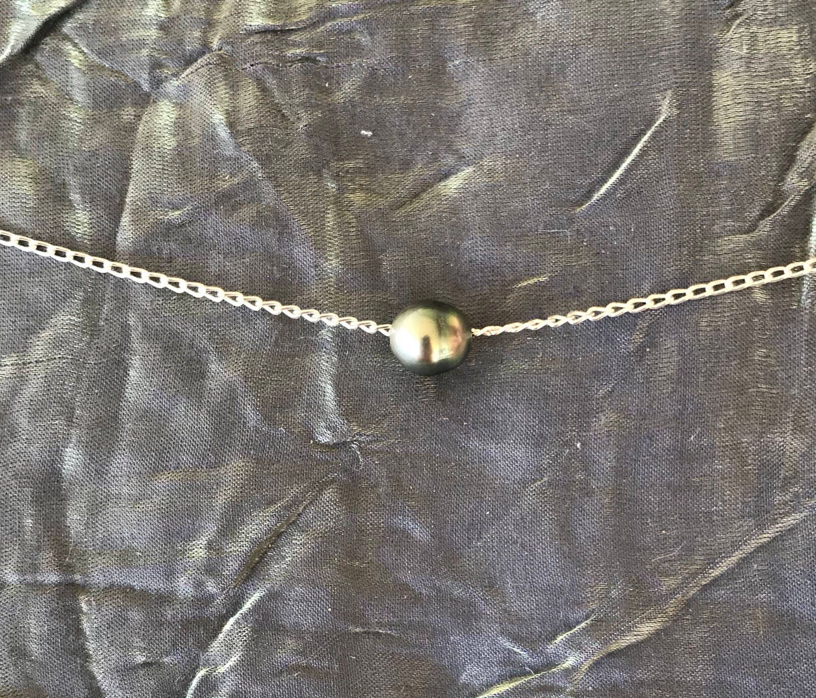 Tahitian Schwarze Perlenkette. Eine Einzelne 8-10 Mm Echte Tahitian Perle An Einer Sterling Silber Kette Und Verschluss Tahitian Schwarze Perlenkette. Eine Einzelne 8-10 Mm Echte Tahitian Perle An Einer Sterling Silber Kette Und Verschluss von SolArtStudios