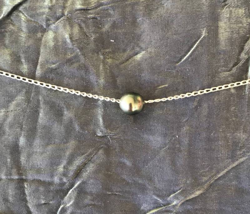 Tahitian Schwarze Perlenkette. Eine Einzelne 8-10 Mm Echte Tahitian Perle An Einer Sterling Silber Kette Und Verschluss Tahitian Schwarze Perlenkette. Eine Einzelne 8-10 Mm Echte Tahitian Perle An Einer Sterling Silber Kette Und Verschluss von SolArtStudios