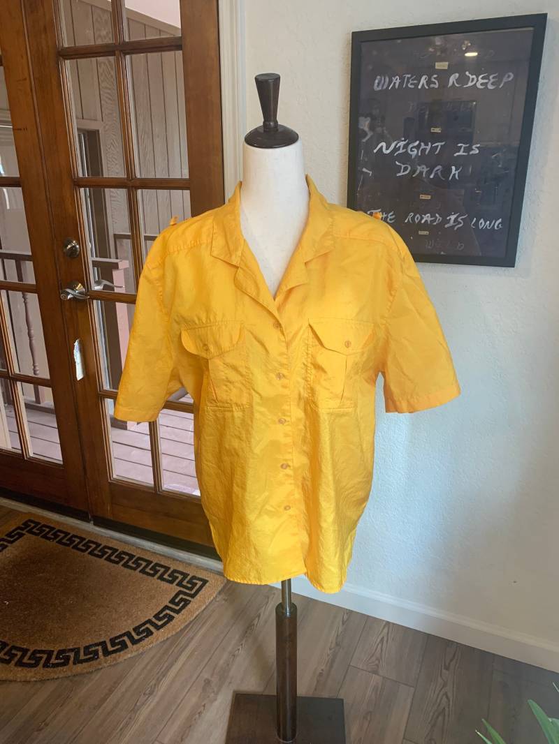 Plus Size Vintage Helle Goldene Gelbe Seidige Bluse - 80Er 90Er Jahre Gold Shirt Helles Gelb Damen Größe 16 Kurzarm Button-Down-Top von SolanoVintage