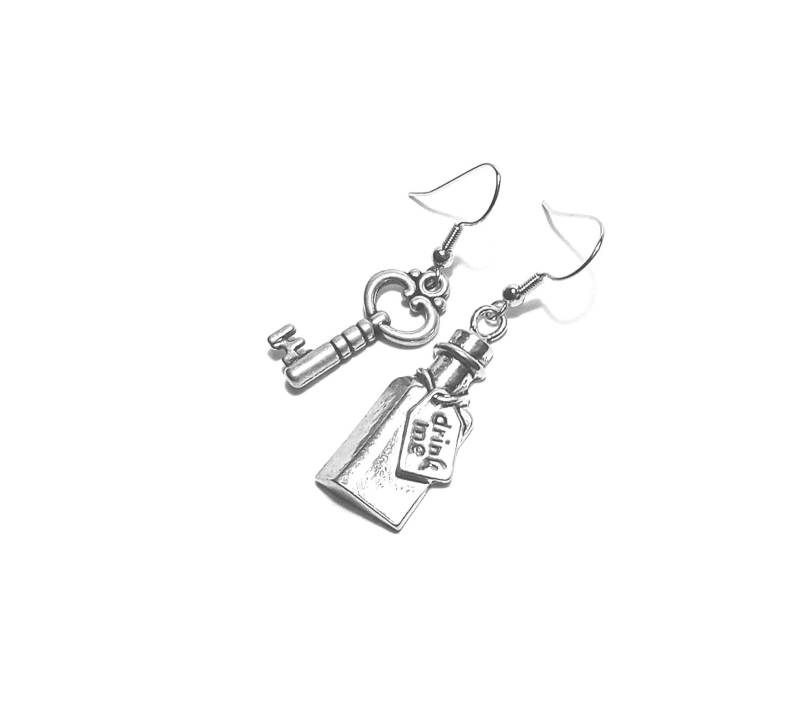 Alice Im Wunderland Trink Mich Anhänger Und Silber Schlüssel Ohrringe/Märchen Schmuck/Alice Schmuck/Märchen Ohrringe/Körperschmuck Alice Im Wunderland Trink Mich Anhänger Und Silber Schlüssel Ohrringe/Märchen Schmuck/Alice Schmuck/Märchen Ohrringe/Körperschmuck von SolarStormCreations