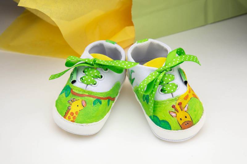 Handbemalte Giraffen Baby Schuhe, Babyschuhe, Shower Einzigartiges Geschenk, Solebabyco von SoleBabyCo
