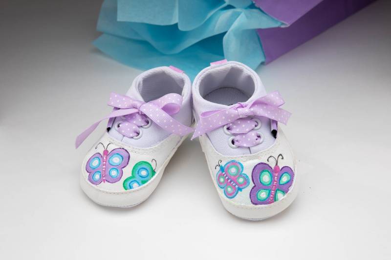Handbemalte Schmetterling Baby Schuhe, Babyschuhe, Schwangerschaft, Shower Einzigartiges Geschenk, Benutzerdefinierte Baby, Neue Mama, Oma Solebaby von SoleBabyCo