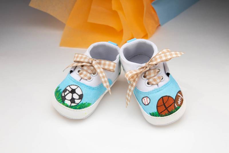 Handbemalte Sport Baby Schuhe, Babyschuhe, Shower Einzigartiges Geschenk, Benutzerdefinierte Baby, Neue Mama, Oma Solebabyco von SoleBabyCo