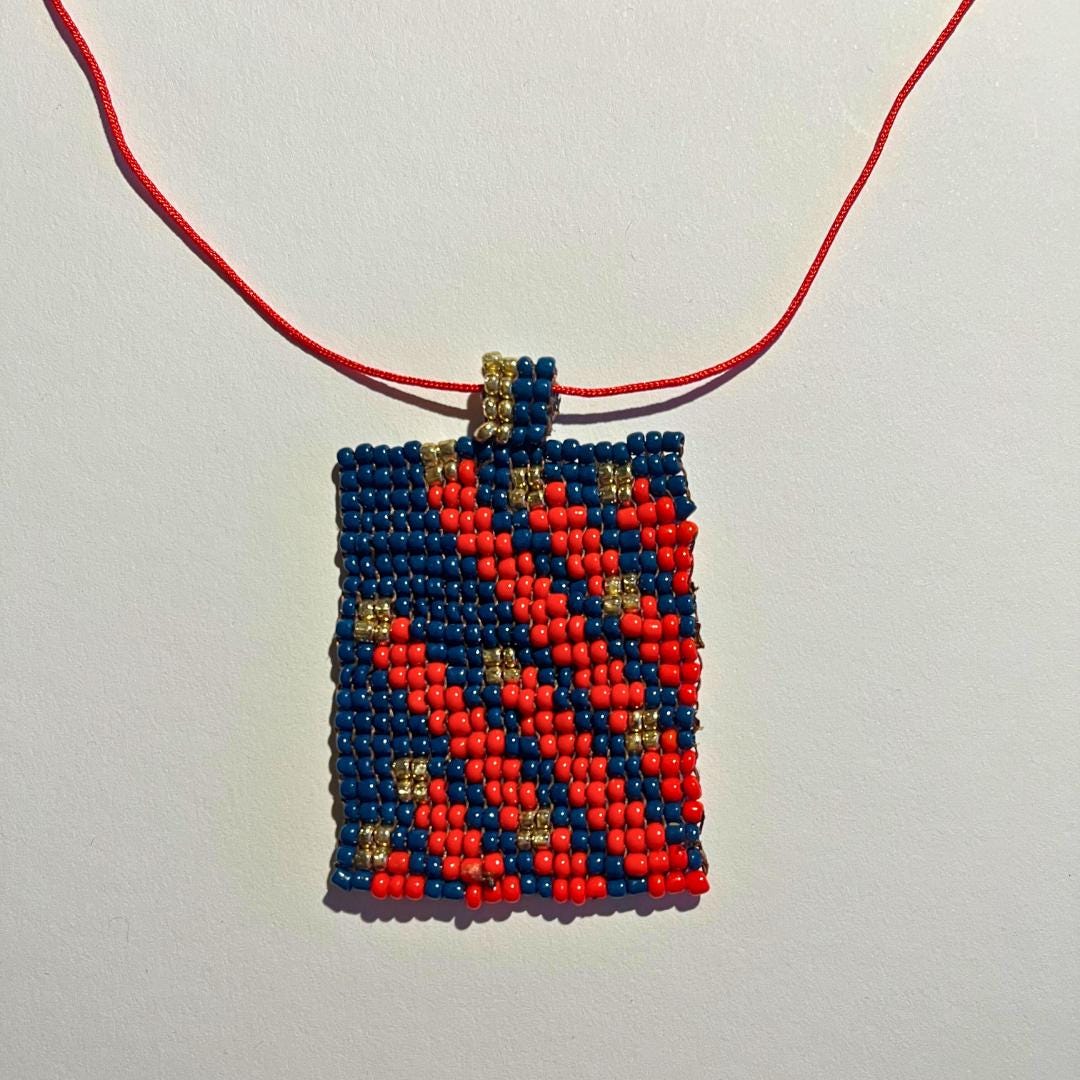 Handgefertigte Halskette Mit Rechteckigem Design - Eine Harmonie Von Gold, Rot Und Blau Handgefertigte Halskette Mit Rechteckigem Design - Eine Harmonie Von Gold, Rot Und Blau von SolegaHandmade